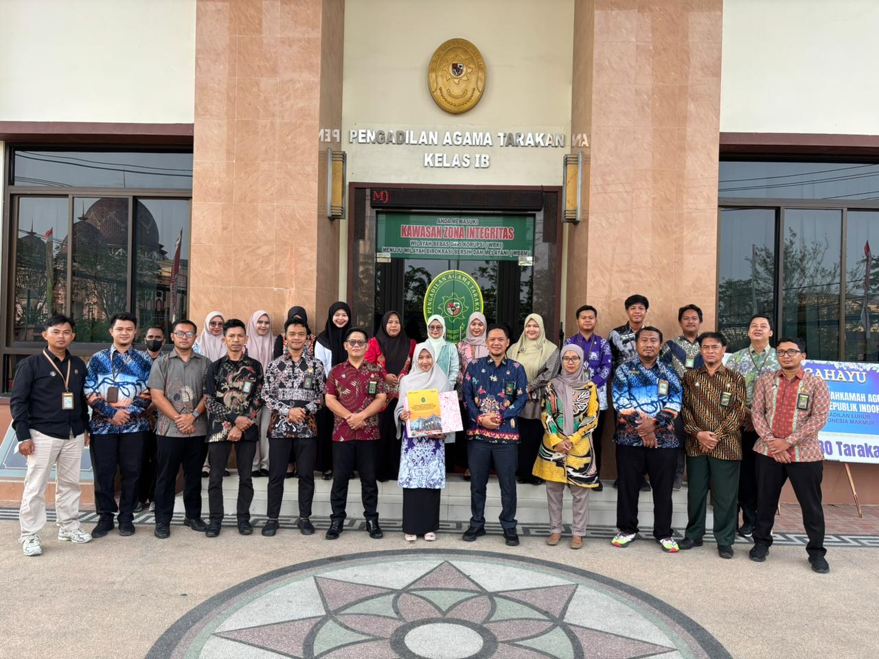 Penyerahan Reward Pegawai Teladan Tahun 2025 dan Pegawai Berprestasi Triwulan II Tahun 2026